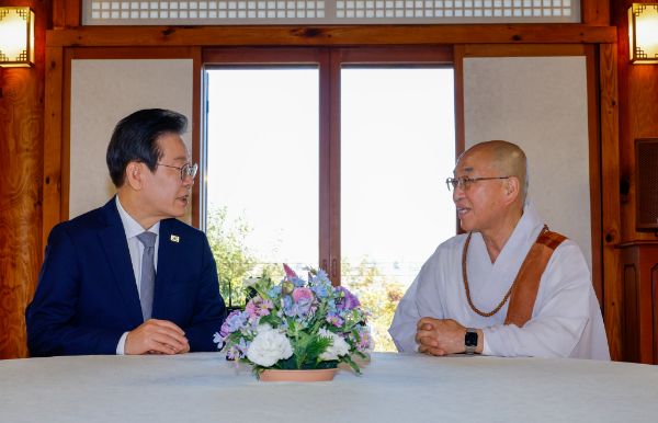 이재명 더불어민주당 대표가 6일 오후 서울 여의도 국회 사랑재에서 법륜스님과 만나 여러 현안에 관해 대화를 나눴다. 사진은 이날 차담을 나누고 있는 이 대표와 법륜스님의 모습. /사진=뉴스1