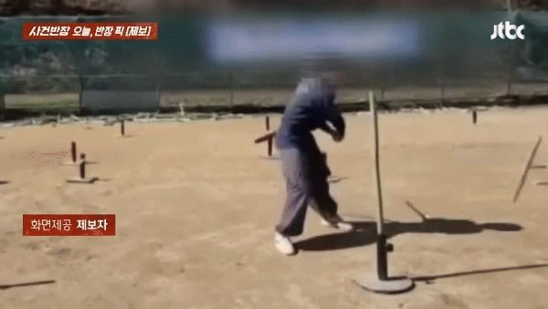 10대 학생들이 휘청휘청 거리며 진검으로 베기 연습을 하는 모습에 우려를 사고 있다. 진검으로 수련하는 10대 모습. /사진=JTBC '사건반장' 캡처