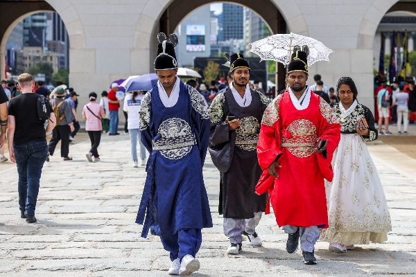 경복궁을 찾는 외국인 관광객들의 수는 계속 늘고 있다. 사진은 지난 9월 고궁을 찾은 외국인들의 모습으로 기사와 무관함. /사진=뉴시스