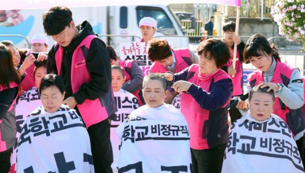 민주노총 서비스연맹 전국학교비정규직노조가 6일 서울 용산구 대통령실 앞에서 비정규직 노동자 처우 개선을 요구하며 삭발식을 하고 있다. /사진=뉴스1