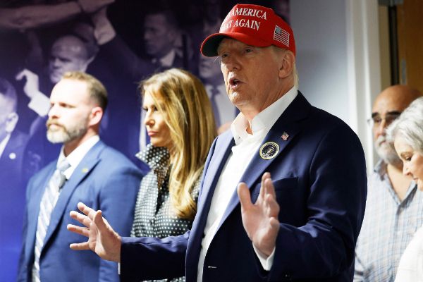 미국 대선 개표 초반 도널드 트럼프 공화당 후보가 앞서는 가운데 비트코인이 사상 최고치를 넘어 7만4000달러를 돌파했다. 사진은 미국 공화당 대통령 후보인 도널드 트럼프 전 대통령이 5일(현지 시각) 플로리다주 웨스트 팜비치에 있는 선거 운동 본부서 스태프들에게 감사 인사를 하는 모습. /사진=뉴스1