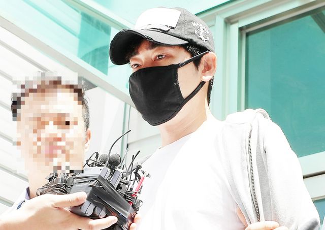 배우 강지환이 전 소속사와의 손해배상 청구 소송에서 패소했다. 사진은 강지환이 2019년 7월12일 경기 성남시 수정구 수원지방법원 성남지원에서 피의자 심문을 마친 뒤 심경을 밝히는 모습. /사진=머니투데이