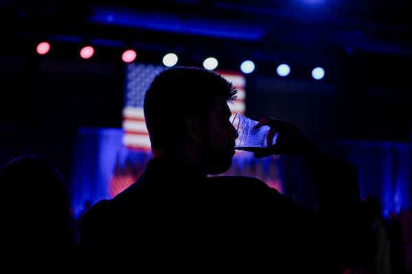 한국시각 오후 2시부터 미국 대선 경합주 7곳의 결과 윤곽이 드러날 전망이다. 사진은 도널드 트럼프 전 대통령의 연설을 기다리는 한 지지자의 모습. /사진=로이터