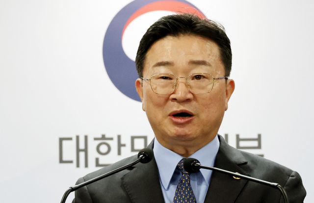 정부가 딥페이크 성범죄를 강력 처벌할 계획이라고 밝혔다. 사진은 딥페이크 대응 범정부 TF 단장인 김종문 국무조정실 국무1차장이 6일 서울 종로구 정부서울청사에서 딥페이크 성범죄 대응 강화 방안 브리핑 하는 모습. /사진=뉴시스