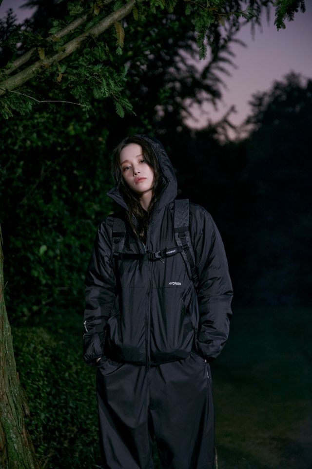 배우 전종서가 트렌디한 겨울패션으로 눈길을 끌었다. /사진=하이드로겐 제공