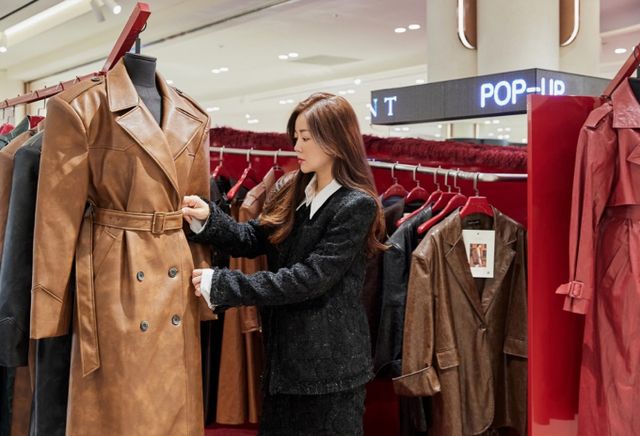 패션 브랜드 딘트는 신세계백화점 강남점에서 진행 중인 팝업스토어가 센텀시티점에 이어 흥행을 이어가고 있다고 7일 밝혔다. 이번 팝업에서는 레더 컬렉션이 인기를 끈다. /사진=딘트