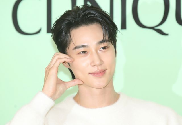 배우 변우석이 소아 환우를 위해 개인적으로 3억원을 기부했다는 소식이 전해졌다. 사진은 변우석이 지난 9월9일 서울 송파구 잠실롯데백화점에서 열린 뷰티 브랜드 포토행사에 참석해 포즈를 취한 모습. /사진=뉴스1