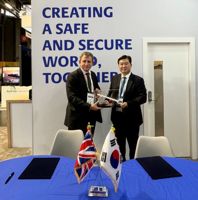 서명식을 마친 박태식 LIG넥스원 PGM사업부문장(우측)과 마크 골드삭(Mark Goldsack) 밥콕 해외사업본부장(좌측)이 기념사진을 촬영하고 있다. /사진=LIG넥스원