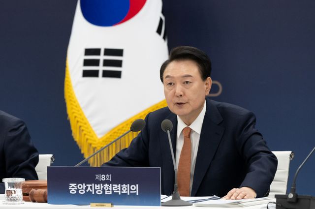 윤석열 대통령이 7일 대국민회견을 진행한다. 이번 기자회견에선 명태균씨 관련 공천 개입 의혹과 김건희 여사 문제 등 주요 논란이 다뤄질 것으로 보인다. 사진은 윤 대통령이 지난 6일 강원 춘천시 강원도청에서 열린 '중앙지방협력회의'에서 발언하는 모습. /사진=뉴스1(대통령실 제공) 