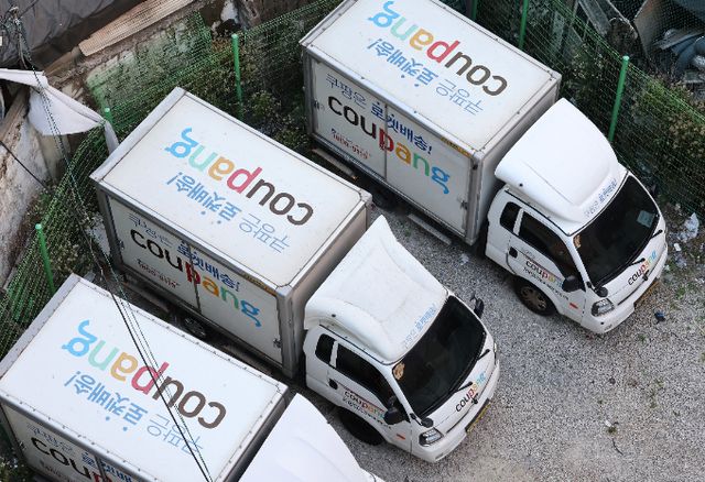 쿠팡이 연간 적자 1조원에 이르던 명품 이커머스 파페치 인수 이후 3분기 만에 손익분기점에 가까운 수익성을 달성해 주목받고 있다. 6일 서울 소재 한 주차장에 쿠팡 배송트럭이 주차돼 있다. /사진=뉴스1