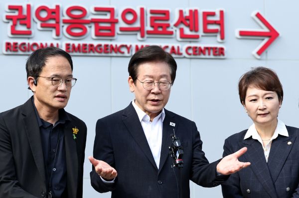  더불어민주당이 오는 11일 출범을 목표로 하는 '여야의정 협의체'에 참여하지 않겠다는 의사를 밝혔다. 사진은 지난 9월 서울 성북구 고려대학교 안암병원 권역응급의료센터를 방문한 이재명 더불어민주당 대표의 모습. /사진=뉴스1