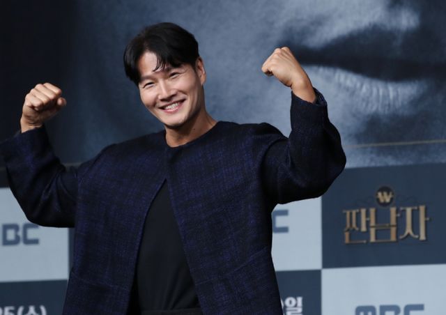 가수 김종국이 축의금을 상대적으로 적게 낸 하객을 조롱하는 듯한 발언을 해 논란이다. 사진은 김종국이 제작발표회에 참석해 포즈를 취하는 모습. /사진=뉴스1