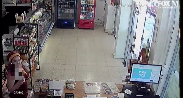 칼 든 강도가 더 큰 칼을 든 가게 직원에게 쫒겨났다. 사진은 아르헨티나 파타고니아 북부 치폴레티 마을 가게에서 벌어진 강도미수 사건 CCTV 영상. /사진=폭스10 캡처