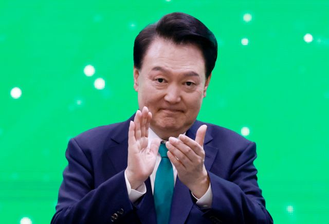  임기 반환점을 앞두고 열리는 이번 대국민 담화와 기자회견에서 윤석열 대통령은 '무제한 질의응답'에 나선다. 사진은 윤 대통령이 '2024 전국새마을지도자대회'에서 정부포상 수여 후 박수치고 있는 모습. /사진=뉴시스