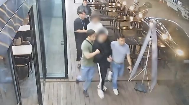 가짜 인터넷 도박사이트를 만들어 청소년을 대상으로 수천만원 상당의 금품을 갈취한 조직폭력배들이 경찰에 붙잡혔다. 사진은 가짜 도박사이트를 통해 청소년들에게 금품을 갈취한 A씨 등을 경찰이 검거하는 모습. /사진=뉴시스(충북경찰청 제공)