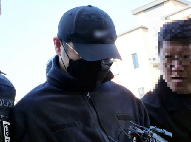 경찰이 30대 여자 군무원을 살해한 뒤 북한강에 시신을 유기한 현역 육군 장교의 신상공개 여부를 오는 7일 결정한다고 밝혔다. 사진은 현역 육군 장교가 지난 5일 춘천지법에서 열린 영장실질심사(구속 전 피의자 심문)에 출석한 모습. /사진=뉴스1