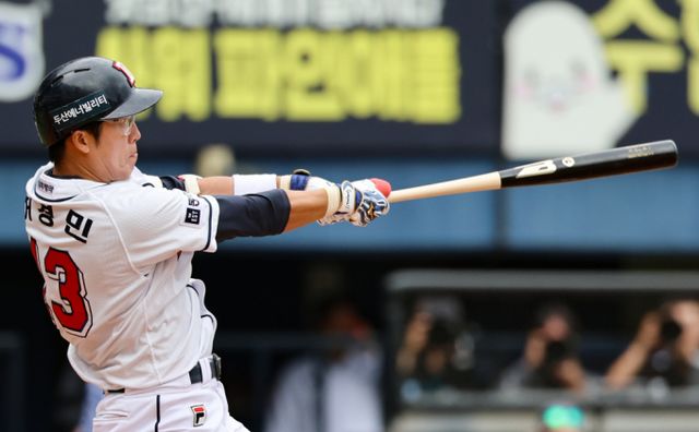  스토브리그의 꽃, 자유계약선수(FA) 시장이 막을 올렸다. 2024 KBO리그 와일드카드 2차전 kt 위즈와 두산 베어스의 경기, 5회말 1사 주자 2루 상황에서 두산 허경민이 2루타를 치고 있는 모습./사진=뉴시스