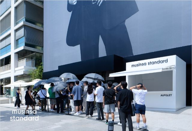 무신사 스탠다드 오프라인 매장 월간 매출액이 100억원을 돌파했다. 방문객들이 무신사 스탠다드 한남 플래그십 스토어 입장을 대기하고 있다. /사진=무신사