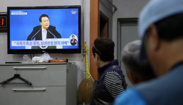 더불어민주당 의원들이 윤석열 대통령의 기자회견에 대해 비판했다. 사진은 7일 경남 창원시 의창구 명서전통시장에서 시민들이 윤석열 대통령의 기자회견을 지켜보는 모습. /사진=뉴스1