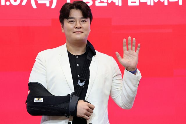 메이저리그(MLB)와 KBO리그에서 많은 업적을 쌓았던 추신수가 "다음 생애가 주어진다면 또 야구를 선택할 것"이라며 소감을 남기고 그라운드를 떠났다. 은퇴 기자회견에서 인사하는 추신수의 모습./사진=뉴스1