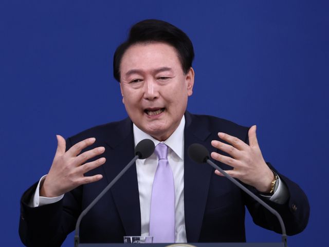 윤석열 대통령이 김건희 여사와 관련된 여러 의혹에 대한 사과 요구에 대해 국민께 미안한 마으을 가지고 있다고 말했다. 사진은 윤 대통령이 7일 서울 용산 대통령실 청사 브리핑실에서 열린 대국민담화·기자회견에서 취재진의 질문에 답하는 모습. /사진=뉴스1