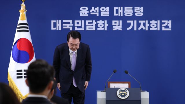 윤석열 대통령이 정치 브로커 명태균씨 관련 논란, 김건희 여사와 관련된 의혹 등에 대해 사과의 말을 전했다. 사진은 윤 대통령이 7일 서울 용산 대통령실 청사 브리핑실에서 열린 대국민담화·기자회견에서 사죄하는 모습. /사진=뉴스1