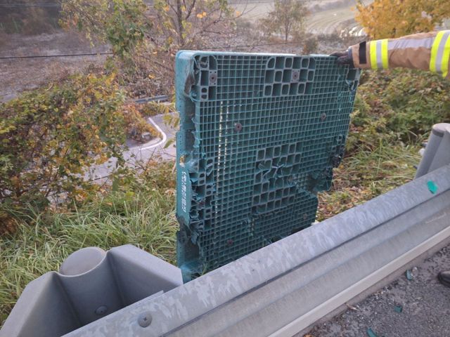 경부고속도로에서 달리던 화물차에 실린 플라스틱 파레트가 도로 위로 쏟아졌다. 사진은 경부고속도로를 달리던 화물차에서 하한 파레트의 모습. /사진=뉴스1(경기도소방재난본부 제공)