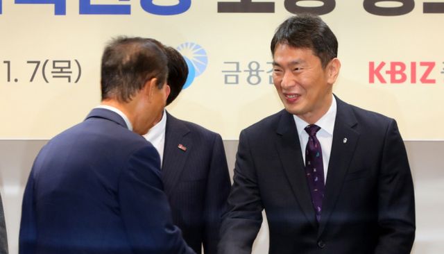 이복현 금융감독원장이 7일 오전 서울 영등포구 중기중앙회에서 열린 이복현 금융감독원장 초청 중소기업인 간담회에서 관계자와 악수를 나누고 있다. /사진-뉴시스