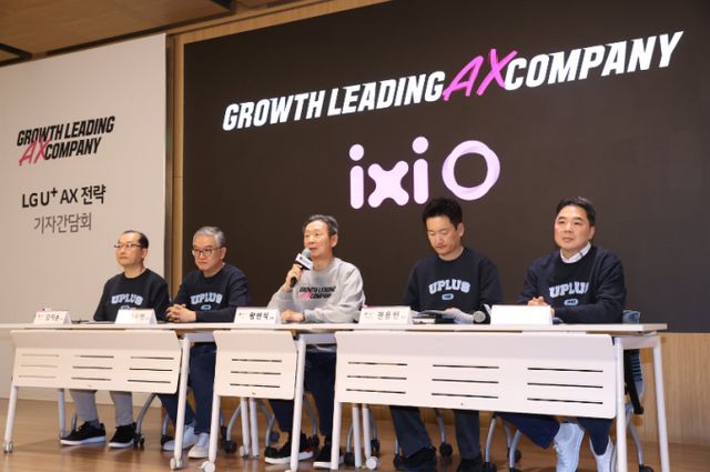 김지훈 LG유플러스 CSO(왼쪽부터),&nbsp;정수헌 컨슈머부문장,&nbsp;황현식&nbsp;대표,&nbsp;권용현 기업부문장,&nbsp;이상엽&nbsp;CTO 등 경영진이 7일 용산사옥 기자간담회에 참석해 질의에 답변하고 있다. /사진=LG유플러스
