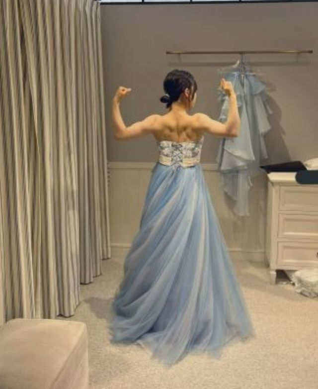 등근육을 뽐내는 신부 모습. /사진=docnhanh 캡쳐