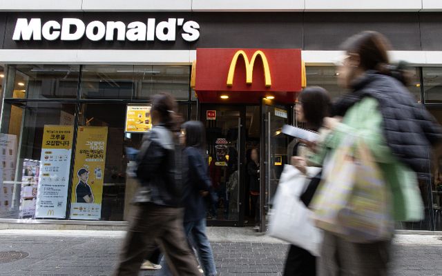 맥도날드의 토마토 수급이 다음주부터 100% 정상화된다. 지난달 23일 오후 서울 소재 맥도날드 매장 앞을 시민들이 지나가고 있다. /사진=뉴스1