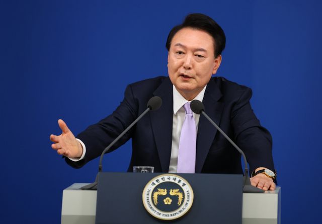 윤석열 대통령이 제주 비양도 인근 해상에서 침몰한 선박 인명 수색, 구조에 만전을 다해달라고 전했다. 사진은 윤 대통령이 지난 7일 서울 용산 대통령실 청사에서 열린 대국민담화·기자회견에서 기자들의 질문에 답하는 모습. /사진=뉴시스