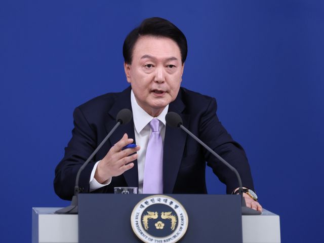 윤석열 대통령이 정치 브로커 명태균씨 관련 공천 개입 의혹에 대해 부적절한 일을 한 적 없다고 강조했다. 사진은 윤 대통령이 7일 서울 용산 대통령실 청사 브리핑실에서 열린 대국민담화·기자회견에서 취재진의 질문에 답하는 모습. /사진=뉴스1