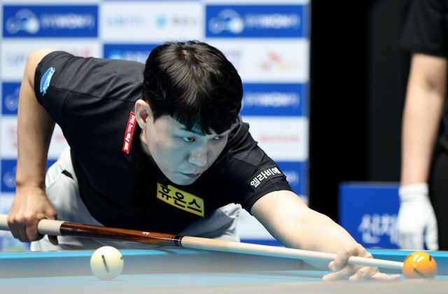 승부치기까지 가는 명경기 끝에 PBA 128강이 마무리됐다. 사진은 지난 6일 경기 고양 킨텍스 PBA스타두임에서 열린 PBA 128강 경기에 나선 최성원의 모습. /사진=프로당구협회(PBA) 제공