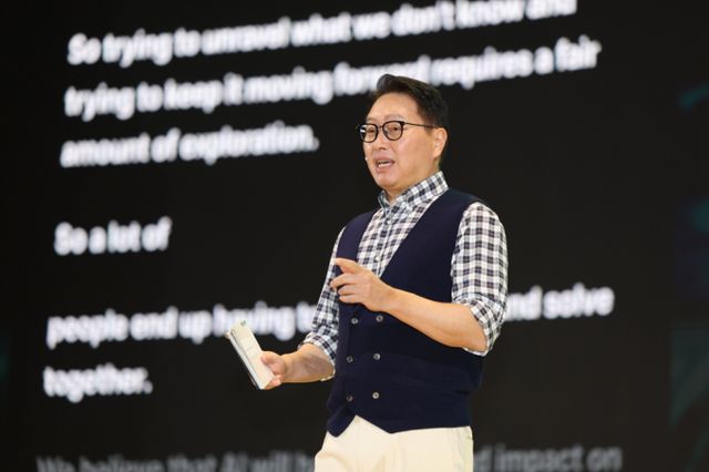  최태원 SK그룹 회장이 4일 오전 서울 강남구 코엑스에서 열린 SK AI 서밋 2024에서 기조연설을 하고 있다. / 사진=뉴시스 김명년 기자