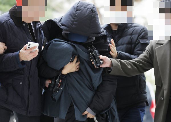 고(故) 이선균 씨를 공갈한 혐의를 받는 유흥업소 여사장이 마약 혐의 1심에 불복해 항소했다. 사진은 지난해 12월 구속 전 피의자 심문(영장실질심사)에 출석 중인 유흥업소 여사장의 모습. /사진=뉴시스