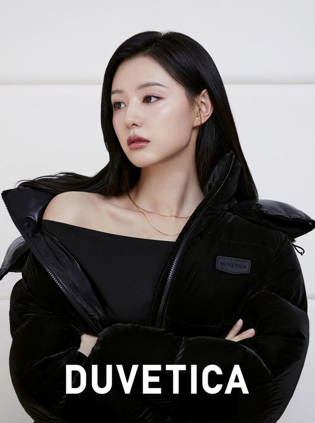 배우 김지원이 시크하면서도 우아한 매력을 발산했다. /사진=듀베티카 제공