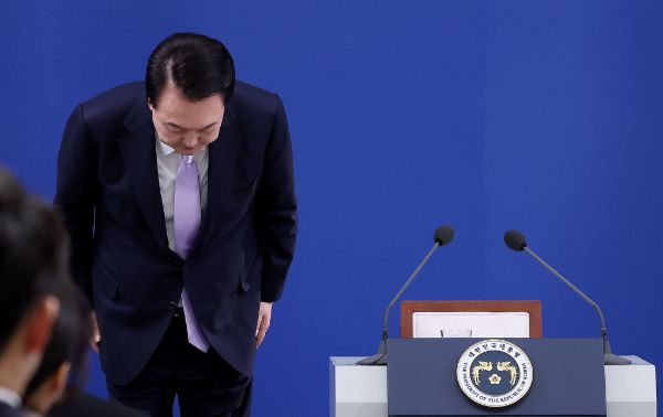 윤석열 대통령이 7일 진행한 대국민 담화에 대해 여야가 극명한 온도차를 보였다. 사진은 이날 서울 용산 대통령실 청사 브리핑실에서 진행된 대국민 담화 중 국민들에게 고개 숙여 사과하고 있는 윤 대통령의 모습. /사진=뉴스1