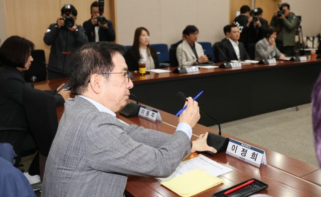 배달플랫폼-입점업체 상생협의체가 11차 회의를 열었으나 끝까지 의견이 갈리면서 공익위원들이 중재 원칙을 발표했다. 이정희 배달플랫폼-입점업체 상생협의체 위원장이 7일 서울 종로구 정부서울청사 별관에서 열린 배달앱 상생협의체 회의를 주재하고 있다. /사진=뉴스1 