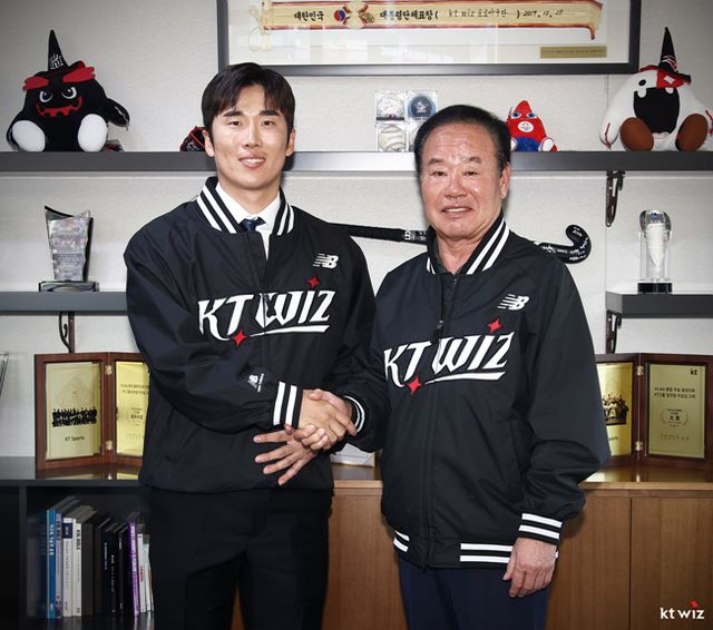 KT위즈가 두산 베어스 원클럽맨 허경민을 영입했다. 사진은 올시즌 자유계약선수로 KT위즈에 합류한 허경민(왼쪽). /사진=KT위즈 제공