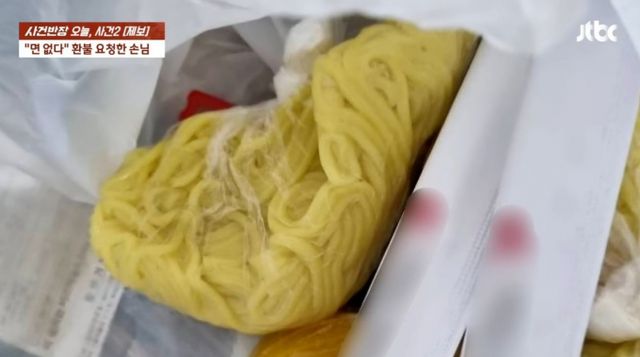 면이 없다는 거짓 리뷰를 작성한 손님 때문에 피해를 봤다는 중국집 사장의 사연이 전해졌다. /사진=JTBC '사건반장'