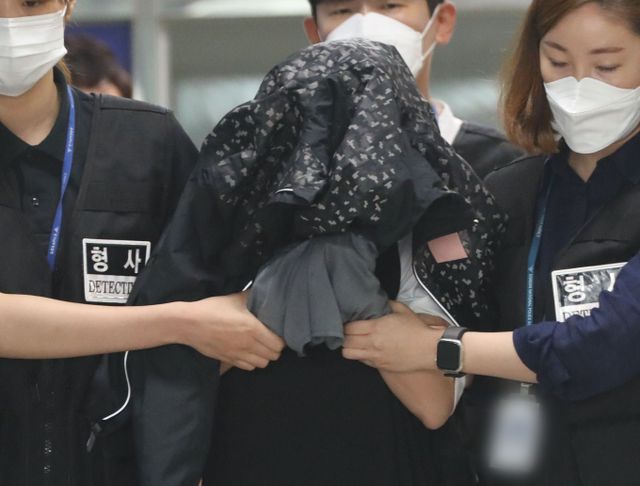 낳은 지 만 하루가 지난 영아 2명을 살해하고 시신을 수년간 냉장고에 은닉한 친모에게 대법원은 징역 8년이 확정했다. 친모 A씨가 수원남부경찰서 유치장에서 나와 검찰로 송치되고 있다. /사진=뉴스1