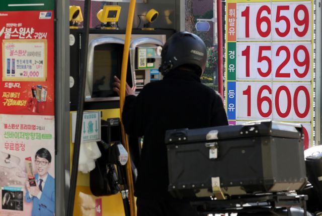 국내 주유소 기름값이 4주 연속 상승세를 보인 가운데 서울의 한 주유소에 휘발유·경유 가격이 표시돼 있다. / 사진=뉴스1 이동해 기자 /사진=(서울=뉴스1) 이동해 기자