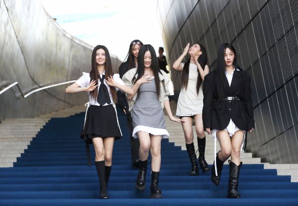 서울시가 무보수 명예직인 홍보대사에 아이돌 뉴진스를 기용하며 2억4000만원에 달하는 보수를 지급한 것으로 드러났다. 사진은 지난 9월 서울 패션위크에 참석한 뉴진스의 모습. /사진=뉴스1