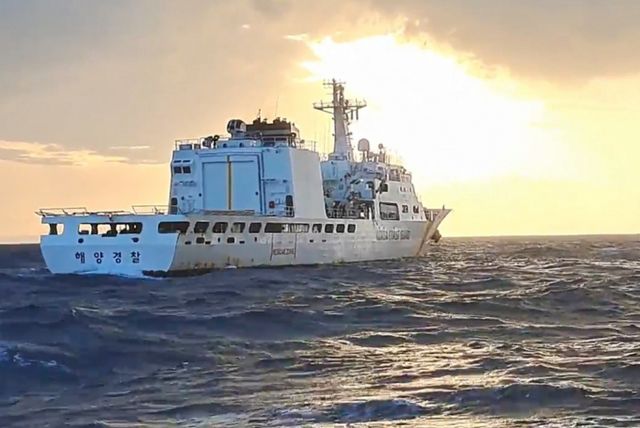 제주 비양도 해상에서 승선원 27명이 탄 대형 어선이 침몰해 12명이 실종됐다. 사진은 해양경찰. /사진=뉴스1