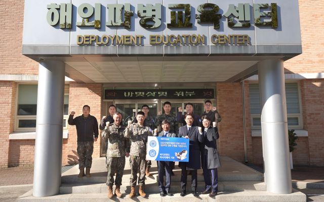 바디프랜드 김흥석 대표가 안마의자를 전달하며 기념촬영을 하고 있다. / 사진=바디프랜드