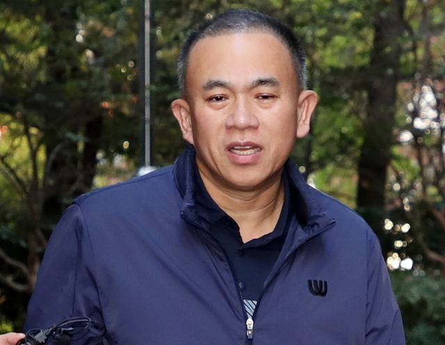 김건희 여사 공천 개입 의혹 논란을 일으킨 정치 브로커 명태균씨가 조사를 받기 위해 8일 검찰에 출석했다. 사진은 명씨가 지난 6일 경남 창원시 자택에서 나와 취재진의 질문을 받으며 차량으로 이동하는 모습. /사진=뉴스1 