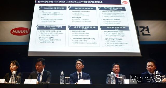 지난 7일 기자간담회에 참석한 임종훈 한미사이언스 대표(가운데)와 회사 임원진. /사진=임한별 기자