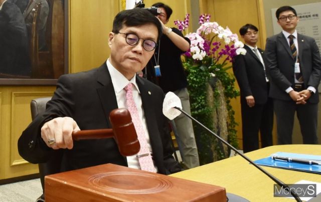 이창용 한은 총재가 의사봉을 두드리고 있다./사진=머니S 임한별 기자