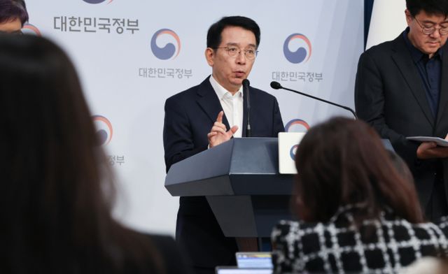 8일 배달플랫폼-입점업체 상생협의체가 중개수수료율과 배달비를 제외한 3가지 안은 합의를 도출했다고 발표했다. 영수증, 멤버십, 위치정보 등에 대한 상생안이다. 이정희 배달플랫폼-입점업체 상생협의체 위원장이 8일 서울 종로구 정부서울청사 별관에서 배달플랫폼-입점업체 상생협의체 11차 회의 브리핑을 하고 있다. /사진=뉴스1 